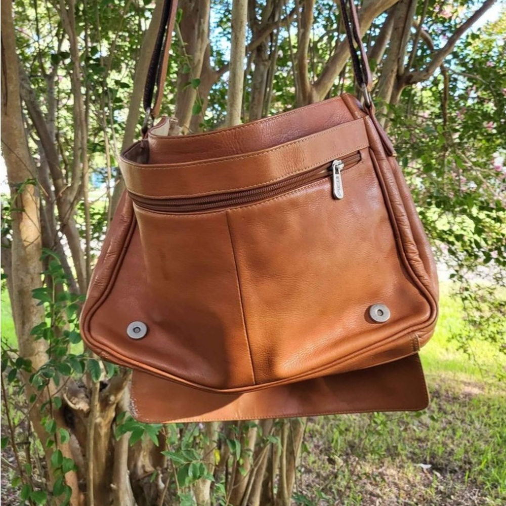 Messenger bag (unknown brand)